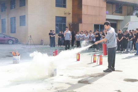 傲群刷業(yè)消防實(shí)戰(zhàn)演練:安全基因筑牢智造根基 傲群刷業(yè)消防實(shí)戰(zhàn)演練:安全基因筑牢智造根基